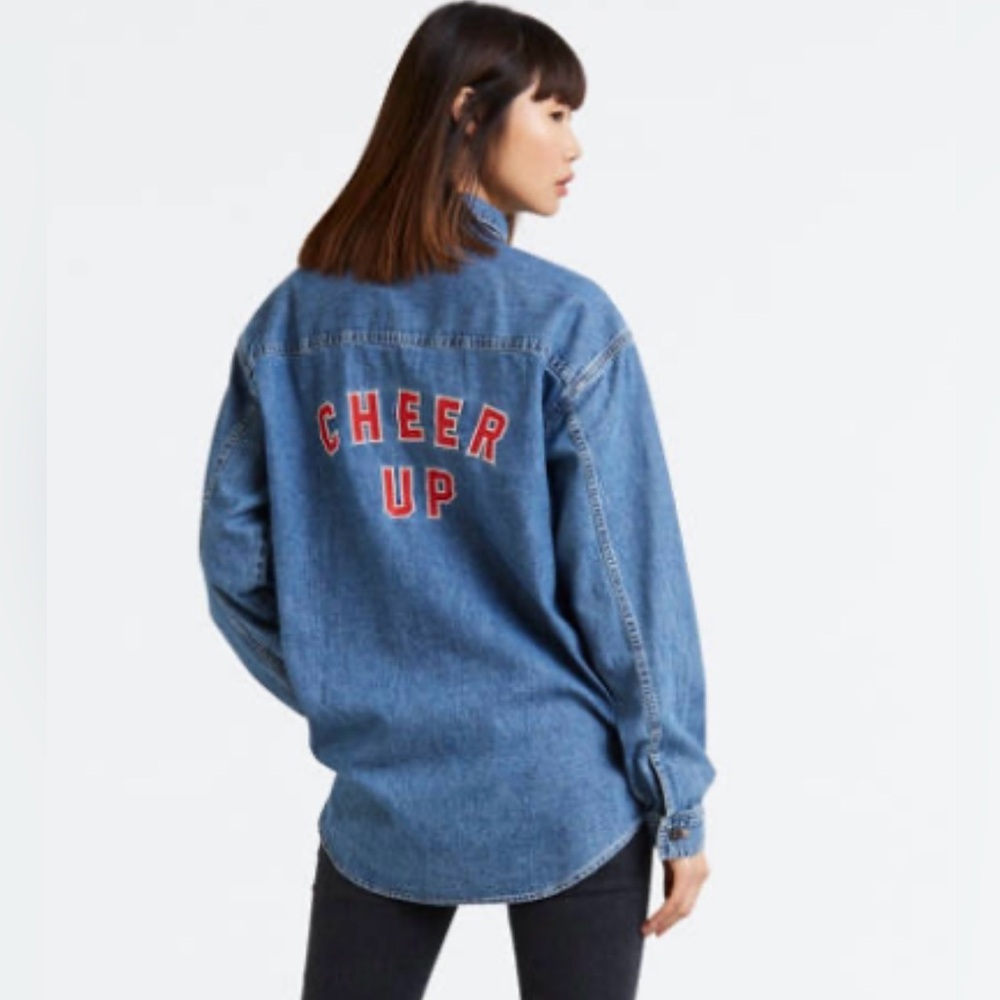 Jean Levi’s shirt size small